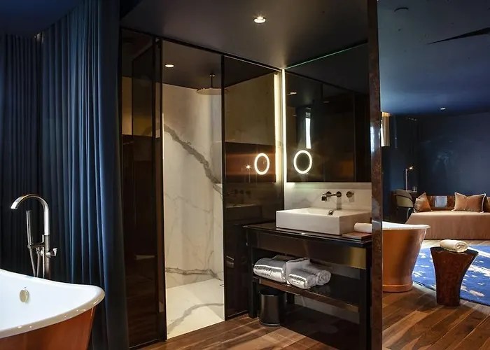 De Gaia, Autograph Collection 5*