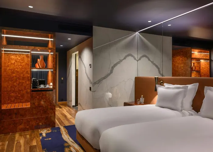 De Gaia, Autograph Collection 5*