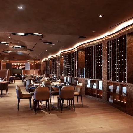 De Gaia, Autograph Collection 5*