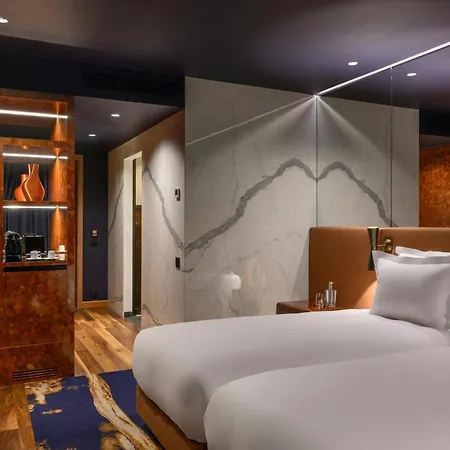 De Gaia, Autograph Collection 5*