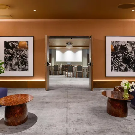 De Gaia, Autograph Collection 5*