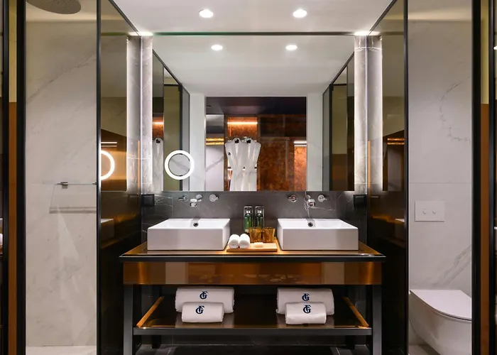 De Gaia, Autograph Collection 5*